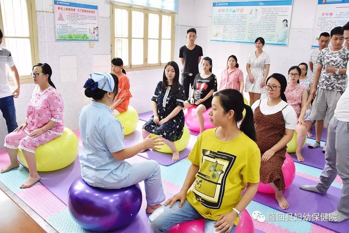 一群准妈妈在体验人生第一次预演体验：快乐分娩